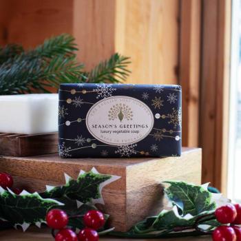 Preview: Englische Weihnachtsseife mit saisonalen Grüßen