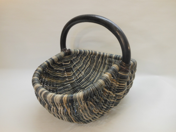 Einkaufskorb aus Rattan schwarzer Griff mit gefärbtem Geflecht (grau)