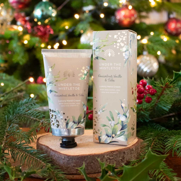 Englische Weihnachtsbotschaften unter dem Mistelzweig Handcreme